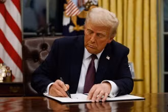 Tổng thống Trump ký sắc lệnh tại Nhà trắng (Ảnh: TTXVN)