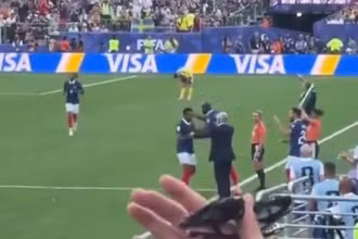 Fancam ghi cảnh huấn luyện viên Deschamps cúi chào khi Mbappe rời sân