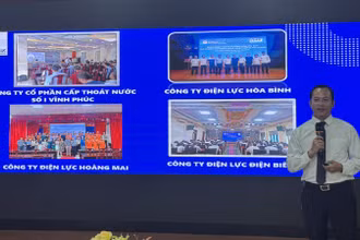 Diễn giả trao đổi cùng sinh viên tại talkshow “Upgrade: Sự nghiệp 4.0”.