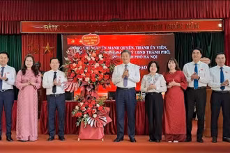 Lãnh đạo Ủy ban nhân dân thành phố Hà Nội tặng hoa chúc mừng Đảng bộ Sở Công thương.