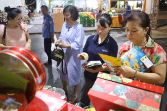 Người tiêu dùng tìm hiểu thông tin sản phẩm tại Hội chợ "Ngày hội khuyến mại tháng 7". 