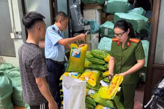 Lực lượng chức năng trong Ban Chỉ đạo 389 thành phố Hà Nội kiểm tra hộ kinh doanh có hành vi xâm phạm quyền sở hữu trí tuệ đối với nhãn hiệu gạo ST25.