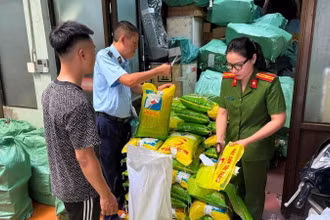 Các lực lượng trong Ban Chỉ đạo 389 thành phố Hà Nội xử lý vụ việc vi phạm quyền sở hữu công nghiệp đối với nhãn hiệu gạo ST25.