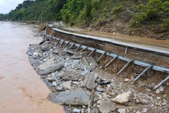 Nước lũ chạy xiết đã kéo sập một mảng ta-luy âm Quốc lộ 7, tạo thành hàm ếch, ăn sâu vào ta-luy dương. 