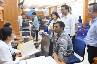 Các đồng chí lãnh đạo tỉnh tới động viên, kiểm tra tại Trung tâm phục vụ hành chính công phường Từ Sơn.