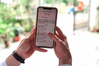 Phiếu điều tra điện tử ngay trên thiết bị điện thoại di động giúp quá trình thu thập thông tin của điều tra viên cơ sở nhanh, gọn, chính xác hơn. (Ảnh: HNV)