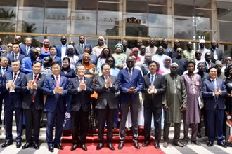 Chủ tịch Quốc hội Trần Thanh Mẫn và Chủ tịch Quốc hội Senegal El Malick Ndiaye chụp ảnh lưu niệm với các đại biểu hai nước dự lễ ký kết. (Ảnh: VĂN CHÚC)