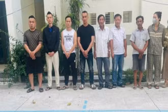 Nhóm đối tượng "cộm cán" cho vay nặng lãi bị bắt giữ tại cơ quan công an. (Ảnh: Công an cung cấp)