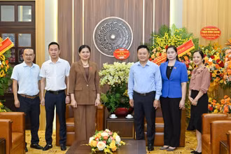 Đoàn Tỉnh ủy, Ủy ban nhân dân tỉnh Tuyên Quang do đồng chí Hà Thị Nga, Ủy viên Trung ương Đảng, Bí thư Tỉnh ủy, Trưởng Đoàn đại biểu quốc hội tỉnh là Trưởng đoàn đã đến thăm và chúc mừng Báo Nhân Dân. 