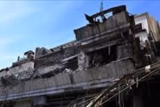 Tòa nhà tại Damascus, Syria bị phá hủy sau cuộc không kích của Israel, ngày 13/3/2025. (Ảnh: THX/TTXVN)