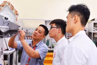 Người thôi việc đi học nghề được trợ cấp một khoản kinh phí học nghề bằng chi phí cho khóa học nghề tối đa là 6 tháng mức lương hiện hưởng để đóng cho cơ sở dạy nghề. (Ảnh NGUYỄN CÔNG/nhandan.vn)