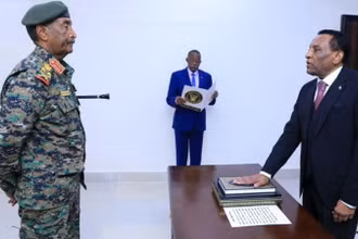 Ngày 31/5, Thủ tướng mới của Sudan Kamil Idris đã chính thức tuyên thệ nhậm chức trước Chủ tịch Hội đồng Chủ quyền chuyển tiếp Abdel Fattah al-Burhan. (Ảnh: IBRAHIM ADAROUB/THX)