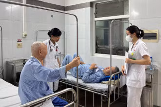 Bệnh nhân bảo hiểm y tế được chăm sóc chu đáo tại Bệnh viện Đa khoa Đông Anh (Hà Nội). 