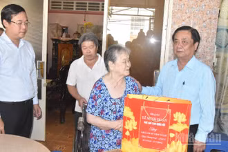 Đồng chí Lê Minh Hoan thăm hỏi và tặng quà cho gia đình bà Phạm Thị Hạnh.