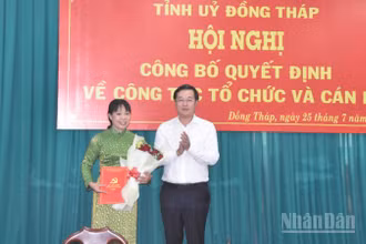 Đồng chí Lê Quốc Phong trao quyết định thành lập Báo và Phát thanh, Truyền hình Đồng Tháp.