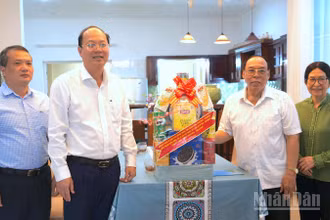 Bí thư Tỉnh ủy Nguyễn Hồ Hải (thứ hai, từ trái qua) trao tặng quà cho gia đình đồng chí Phạm Thanh Trị.