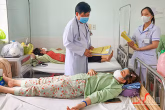 Bác sĩ đang thăm khám các ca bệnh sốt xuất huyết tại Bệnh viện đa khoa tỉnh Vĩnh Long. 