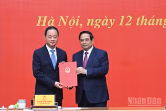 Thủ tướng Phạm Minh Chính trao Quyết định cho đồng chí Trần Hồng Thái giữ chức Chủ tịch Viện Hàn lâm Khoa học và Công nghệ Việt Nam.
