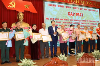 Bí thư Tỉnh ủy Đồng Nai Vũ Hồng Văn và Phó Bí thư Thường trực Tỉnh ủy Tôn Ngọc Hạnh tặng Huy hiệu 60 năm tuổi Đảng và tặng hoa chúc mừng các đảng viên.