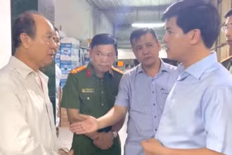 Thiếu tướng Nguyễn Đức Hải (trái), Giám đốc Công an tỉnh Đồng Nai đến khu vực hiện trường - nơi các lực lượng điều tra, truy bắt nghi can gây án.