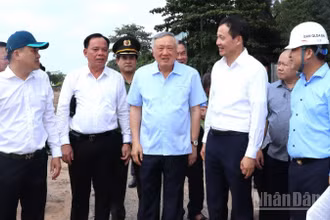 Phó Thủ tướng Thường trực Chính phủ Nguyễn Hòa Bình kiểm tra thực địa tiến độ di dời Khu công nghiệp Biên Hòa 1.