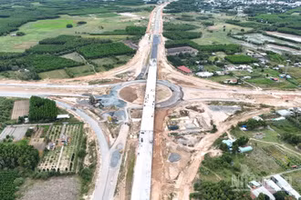 Các đơn vị thi công đang "chạy nước rút" để có thể thông xe kỹ thuật cao tốc Biên Hòa-Vũng Tàu và Vành đai 3-Thành phố Hồ Chí Minh trước ngày 19/12/2025. 