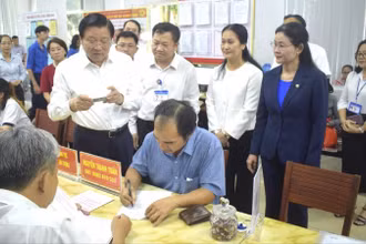 Đồng chí Phan Đình Trạc, Ủy viên Bộ Chính trị, Bí thư Trung ương Đảng, Trưởng ban Nội chính Trung ương đã kiểm tra tại Trung tâm phục vụ hành chính công phường Long Khánh.
