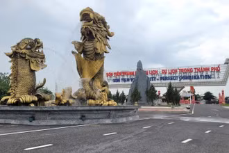 Đường bên trong Khu du lịch Sơn Tiên, thành phố Biên Hòa, tỉnh Đồng Nai.