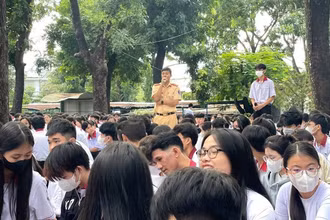 Cảnh sát giao thông tuyên truyền tại nhà trường.