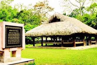 Ngày 16/8/1945, hơn 60 đại biểu dự Quốc dân Đại hội do Mặt trận Việt Minh triệu tập ở đình Tân Trào (Tuyên Quang) quyết định Tổng khởi nghĩa. Trong ảnh: Đình Tân Trào, nơi diễn ra Quốc dân đại hội- tiền thân của Quốc hội Việt Nam.