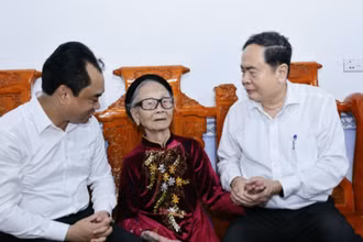 Chủ tịch Quốc hội Trần Thanh Mẫn thăm và tặng quà Mẹ Tạ Thị Trần. (Ảnh: TTXVN)