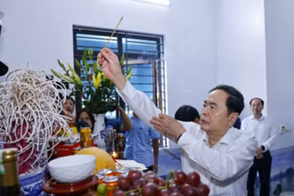 Chủ tịch Quốc hội Trần Thanh Mẫn dâng hương tưởng nhớ các liệt sĩ là chồng và con của Mẹ Việt Nam Anh hùng Tạ Thị Trần. (Ảnh: Doãn Tấn/TTXVN)