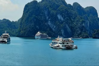 Tàu du lịch chở khách tham quan Vịnh Hạ Long. (Ảnh minh họa)