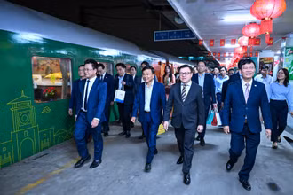Đồng chí Lê Quốc Minh, Ủy viên Trung ương Đảng, Tổng Biên tập Báo Nhân Dân, Phó Trưởng ban Tuyên giáo và Dân vận Trung ương, Chủ tịch Hội Nhà báo Việt Nam, cùng lãnh đạo ngành Đường sắt và doanh nghiệp đồng hành trực tiếp thăm hỏi, động viên, chúc Tết cán bộ, nhân viên đường sắt.