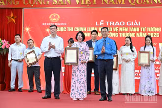 Lễ trao giải Cuộc thi chính luận về bảo vệ nền tảng tư tưởng của Đảng trong ngành công thương năm 2026. (Ảnh: KIM DUNG)