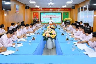 Tổng Giám đốc ngân hàng chính sách xã hội Dương Quyết Thắng chủ trì buổi làm việc với chi nhánh ngân hàng chính sách xã hội tỉnh Đồng Tháp.