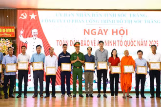 Khen thưởng các tập thể tiêu biểu trong phong trào toàn dân bảo vệ an ninh Tổ quốc.