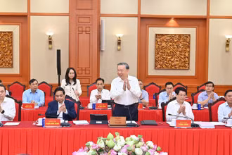 Tổng Bí thư Tô Lâm và các đồng chí lãnh đạo Đảng, Nhà nước chủ trì làm việc với Ban Thường vụ Thành ủy Hà Nội và Thành phố Hồ Chí Minh.