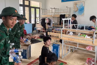 Chiến sĩ Đồn Biên phòng Roòn, tỉnh Quảng Trị, cung cấp nước uống cho người dân tại nơi sơ tán.