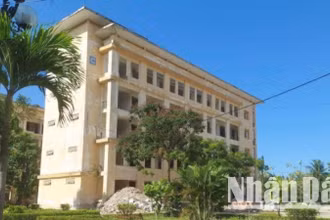 Khu giảng đường dãy nhà C của Trường Đại học Quảng Bình đang được cải tạo thành nhà công vụ.