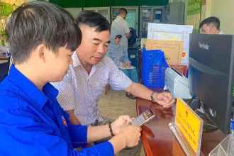 Thanh niên tình nguyện Quảng Trị hướng dẫn người dân hướng dẫn người dân sử dụng VNeID, cập nhật thông tin căn cước.