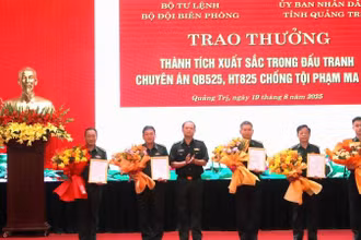 Trung tướng Nguyễn Anh Tuấn, Bí thư Đảng ủy, Chính ủy Bộ đội Biên phòng trao thưởng cho các tập thể có thành xuất sắc trong thực hiện 2 chuyên án về tội phạm ma túy