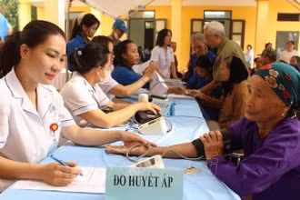 Bác sĩ, nhân viên y tế đang khám sức khỏe cho người cao tuổi xã Đa Phúc (Hà Nội).