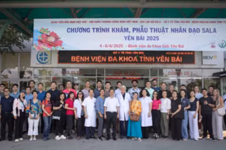Các bác sĩ và thành viên của đoàn thiện nguyện chụp ảnh lưu niệm tại Bệnh viện đa khoa tỉnh Yên Bái.