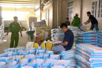 Lực lượng chức năng phát hiện, thu giữ tổng số hơn 38 tấn thức ăn tôm giả. (Ảnh: TRỌNG NGUYỄN)