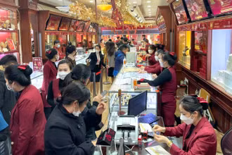 Người dân giao dịch mua vàng tại một cửa hàng trên phố Trần Nhân Tông (Hà Nội). (Ảnh: MINH PHƯƠNG)