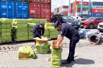 Lực lượng chức năng phát hiện hơn 84.000 bao thuốc lá điếu nhãn hiệu Marlboro được cất giấu tinh vi bên trong 2 bồn thép rỗng. (Ảnh: CHQ)