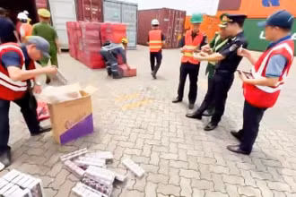 Các đối tượng vi phạm sử dụng nhiều thủ đoạn tinh vi để vận chuyển thuốc lá lậu. (Ảnh: CHQ)