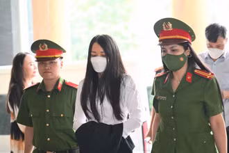 Bị cáo Trịnh Thị Thúy Nga bị dẫn giải đến tòa sáng 17/6.