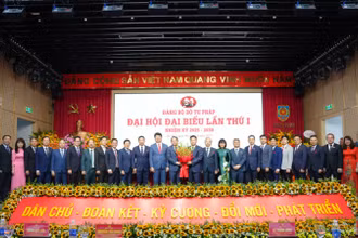 Ban Chấp hành Đảng bộ Bộ Tư pháp nhiệm kỳ 2025-2030 ra mắt Đại hội.
